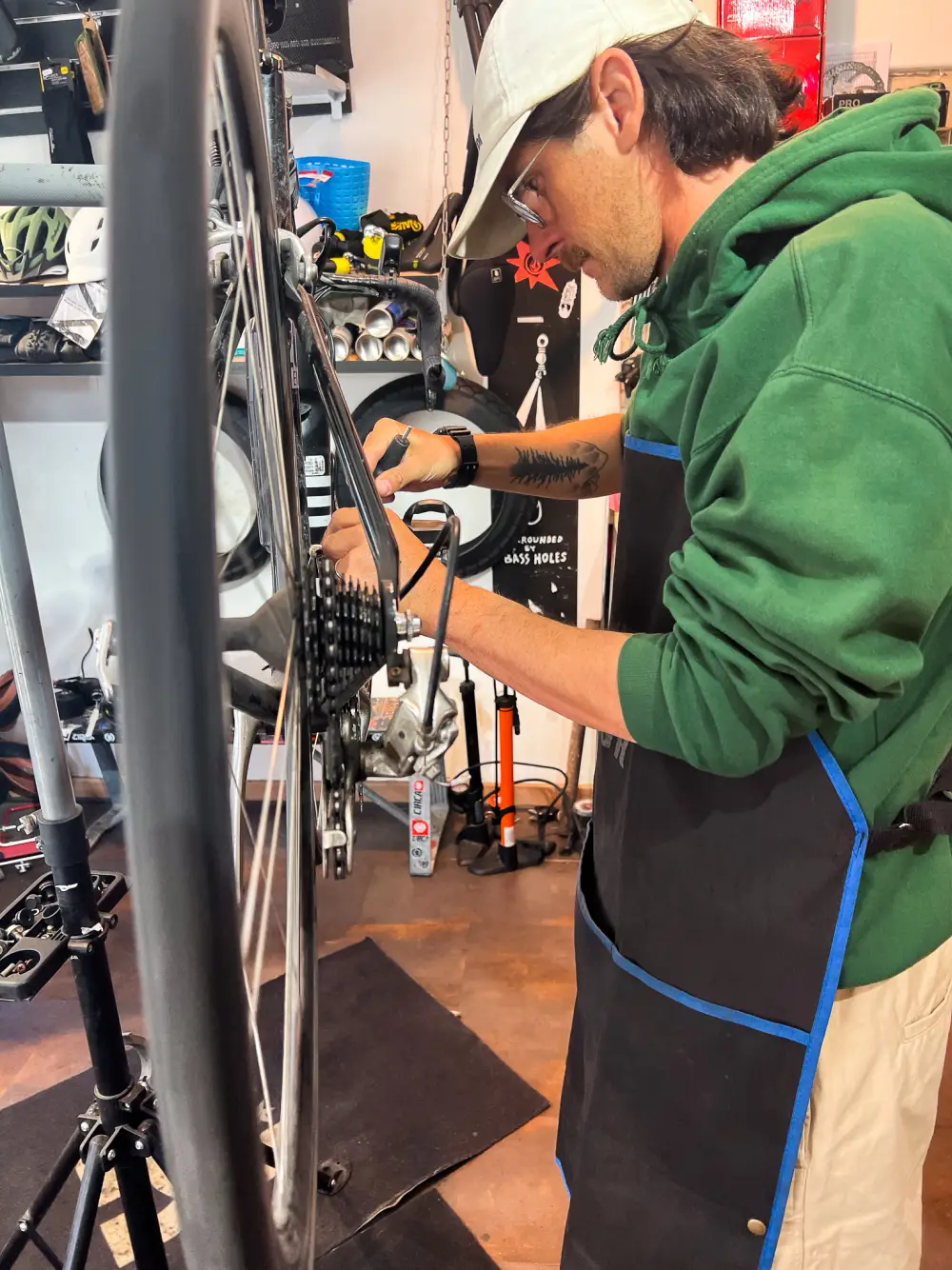 Réglage de vélo dans l'atelier Pickle à Capbreton