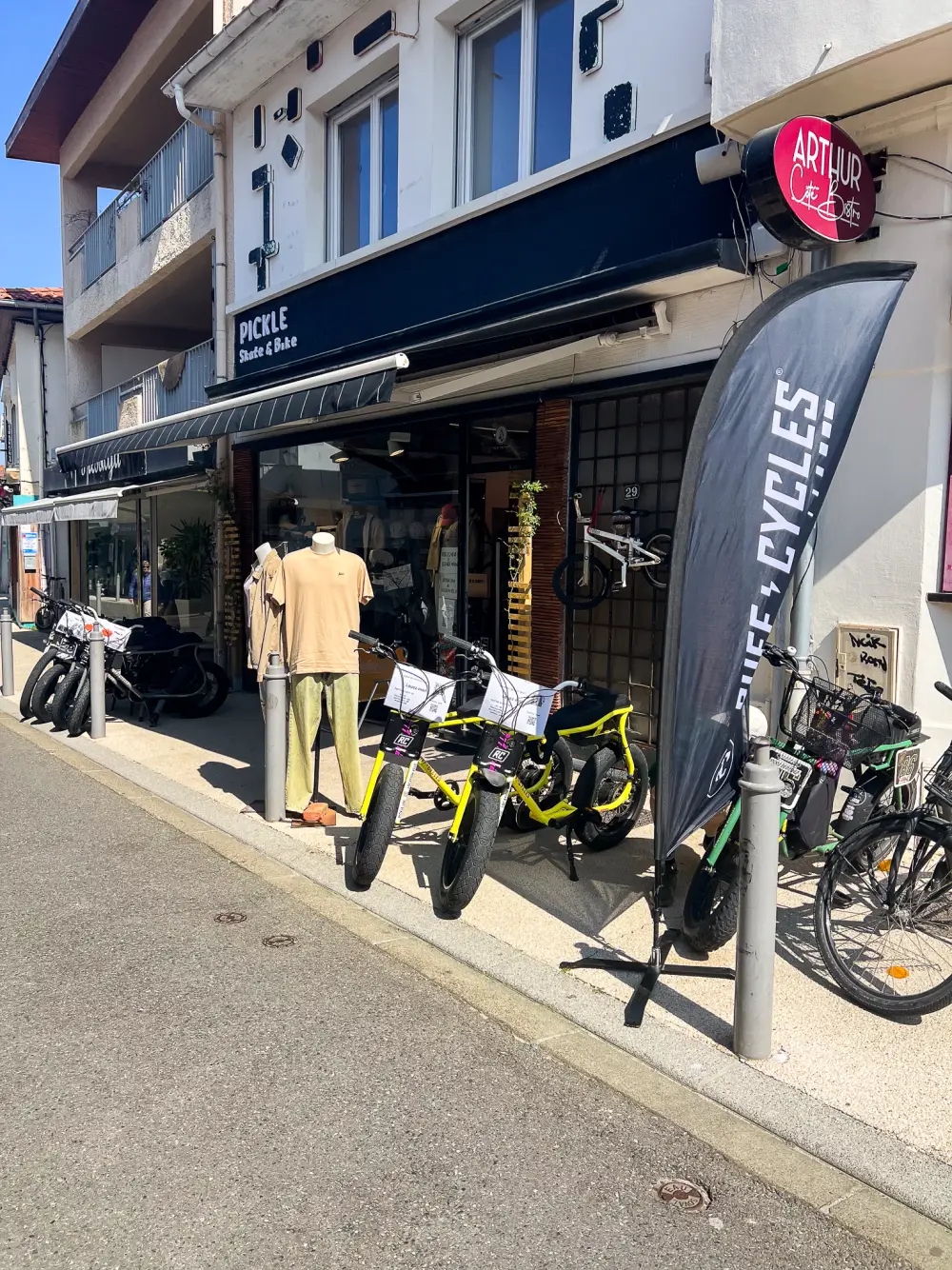 Devanture du magasin Pickle Capbreton avec vélos Ruff Cycles