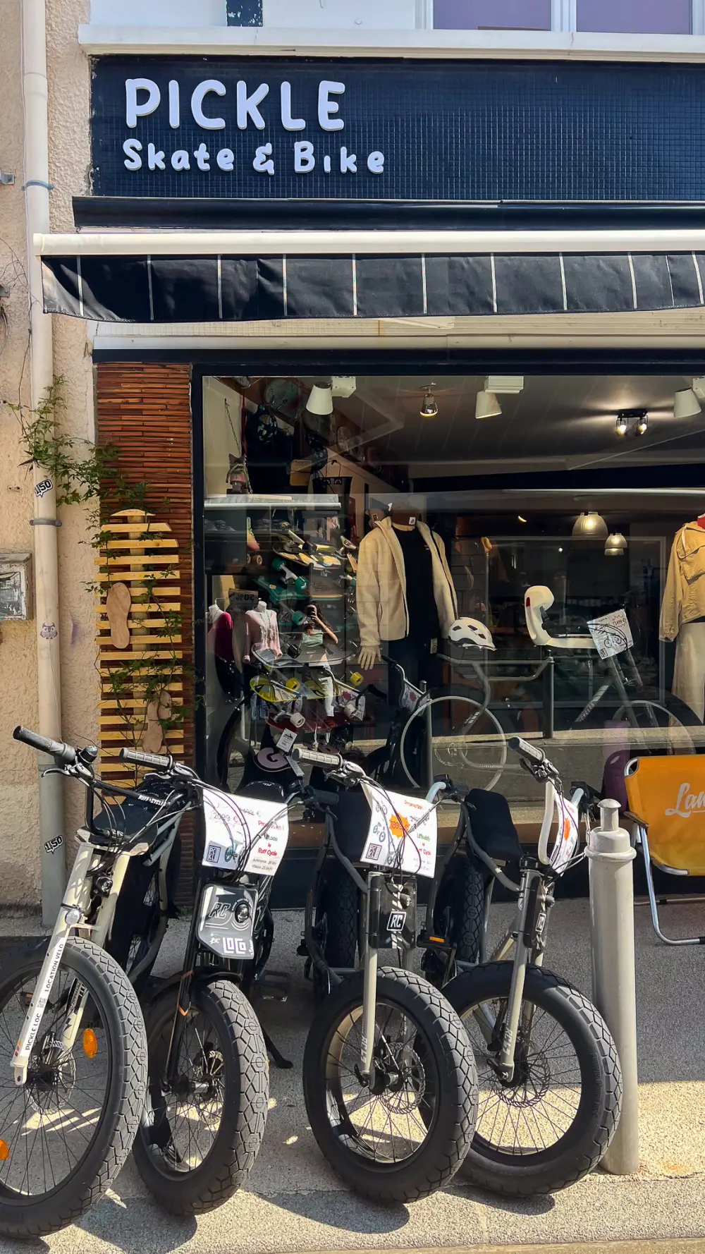 Façade extérieure du shop Pickle Skate & Bike dans la rue à Capbreton