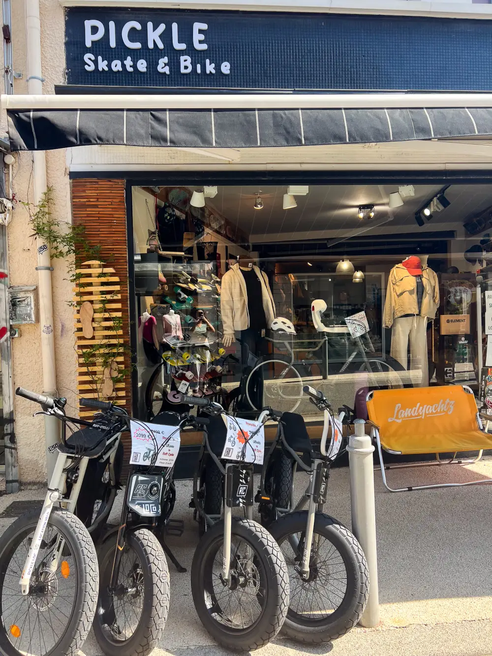 Façade du shop Pickle Skate & Bike à Capbreton avec les vélos