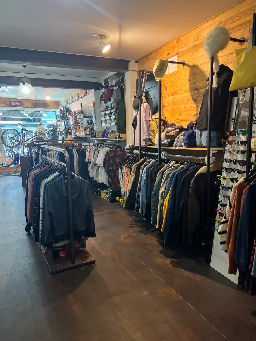 Rayon friperie vêtements occasion surf et skate au shop Pickle à Capbreton
