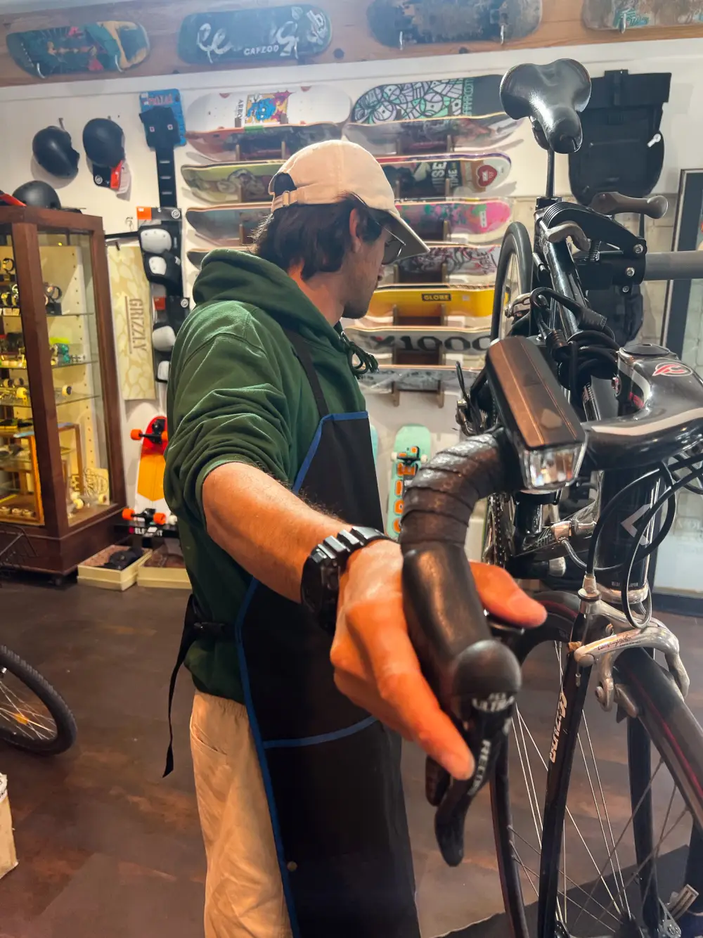 Mécanicien vélo dans l'atelier Pickle Skateboards à Capbreton