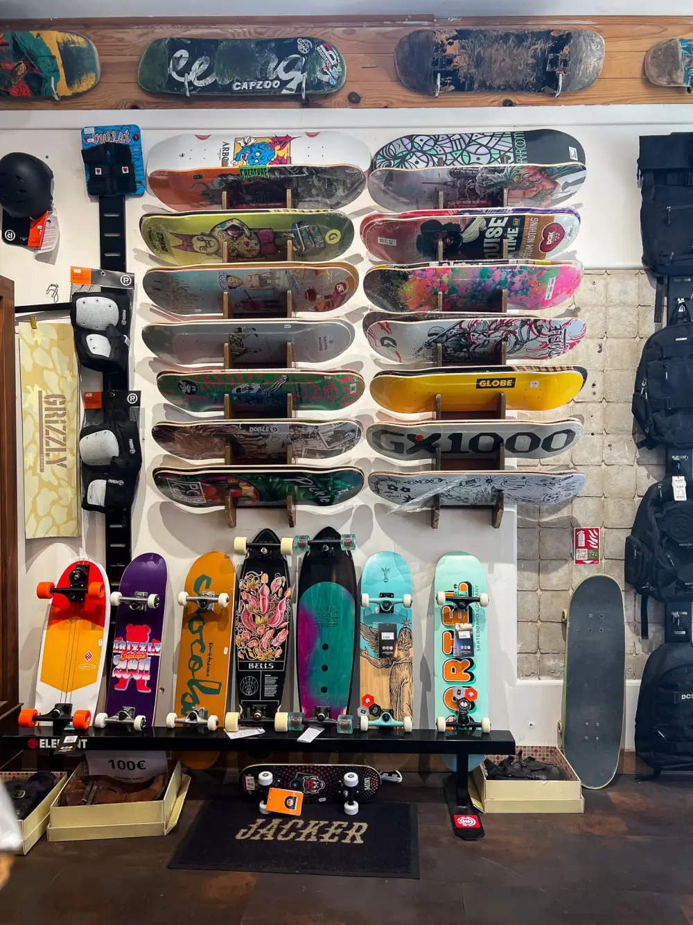 Mur de planches de skate exposées au shop Pickle Skate & Bike à Capbreton