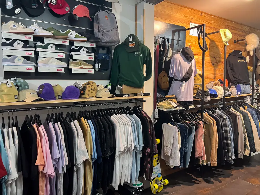 Rayon vêtements, chaussures et casquettes au shop Pickle Capbreton