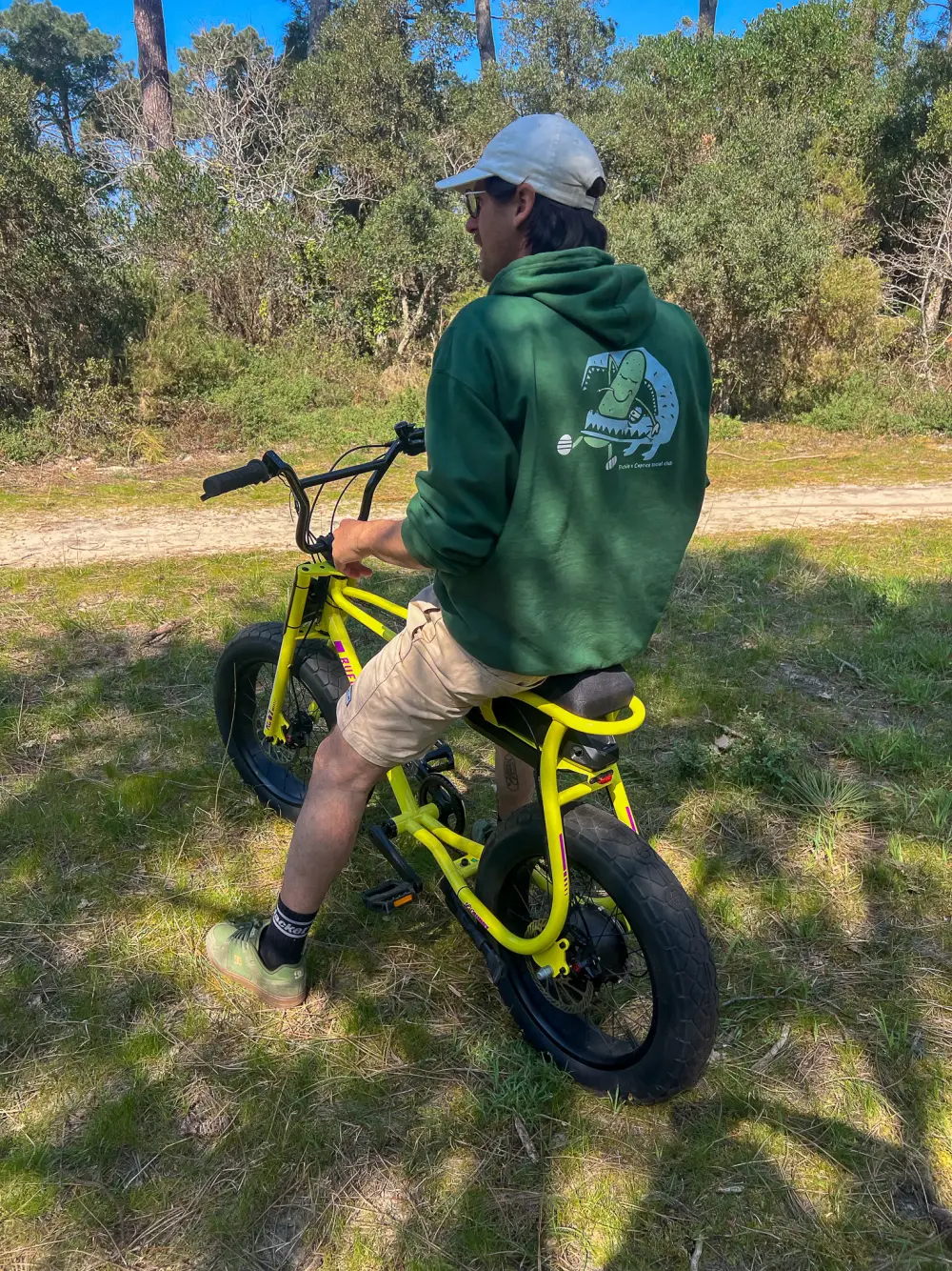 Rider de dos sur un vélo électrique Ruff Cycles dans la forêt de Capbreton