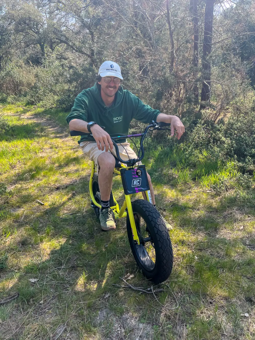 Rider souriant sur un vélo électrique Ruff Cycles Lil Loco jaune à Capbreton