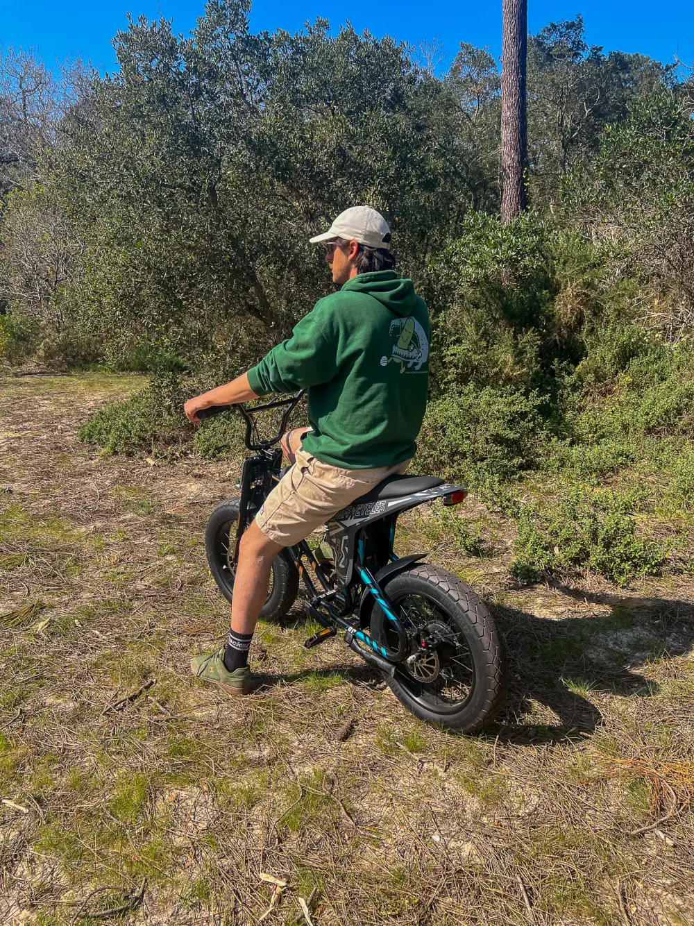 Rider sur un Ruff Cycles Lil Loco noir dans la forêt de Capbreton