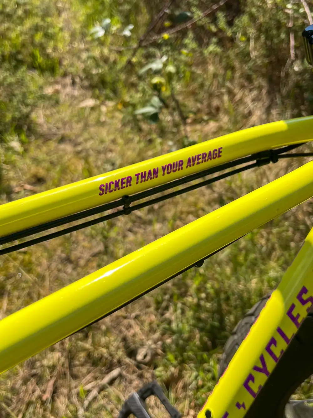 Détail du cadre Ruff Cycles jaune avec sticker Sicker Than Average