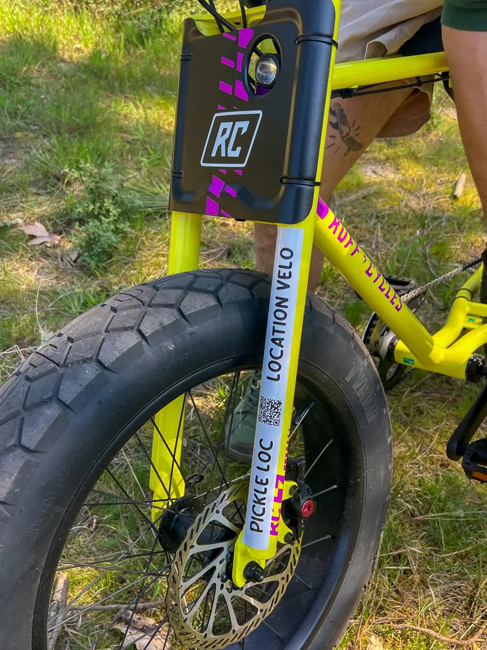 Détail de la fourche d'un vélo Ruff Cycles avec QR code de réservation Pickle