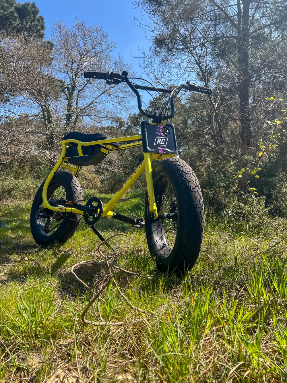 Vélo électrique Ruff Cycles Lil Loco jaune en vente chez Pickle Capbreton