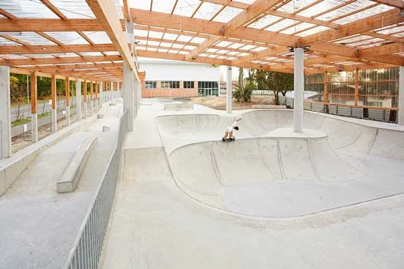 Bowl couvert du skatepark de Capbreton avec toit en bois et verre
