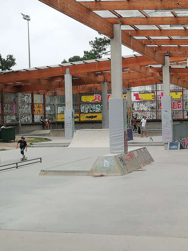 Zone couverte du skatepark de Capbreton avec rails et graffitis