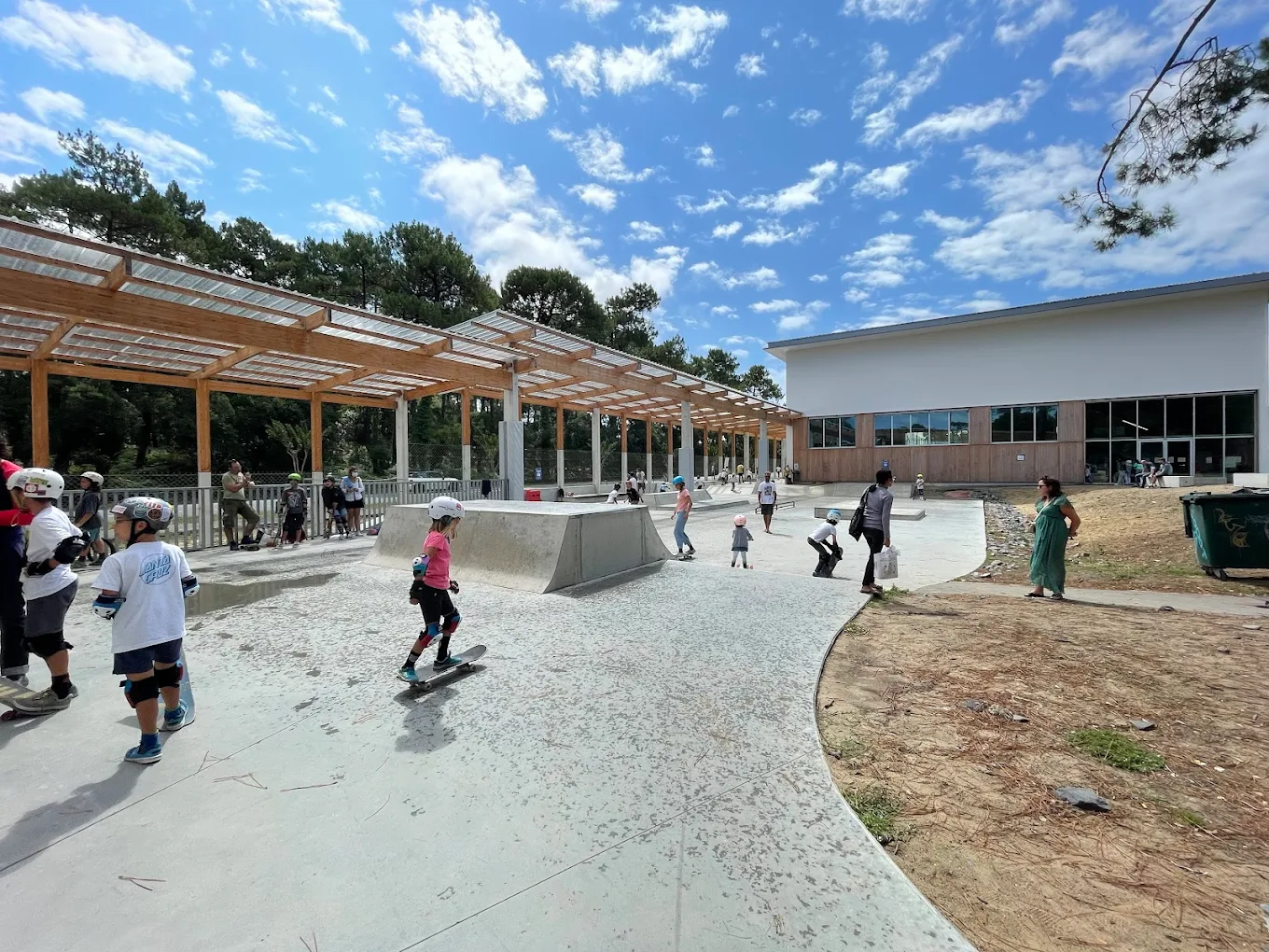 Familles et enfants au skatepark couvert de Capbreton