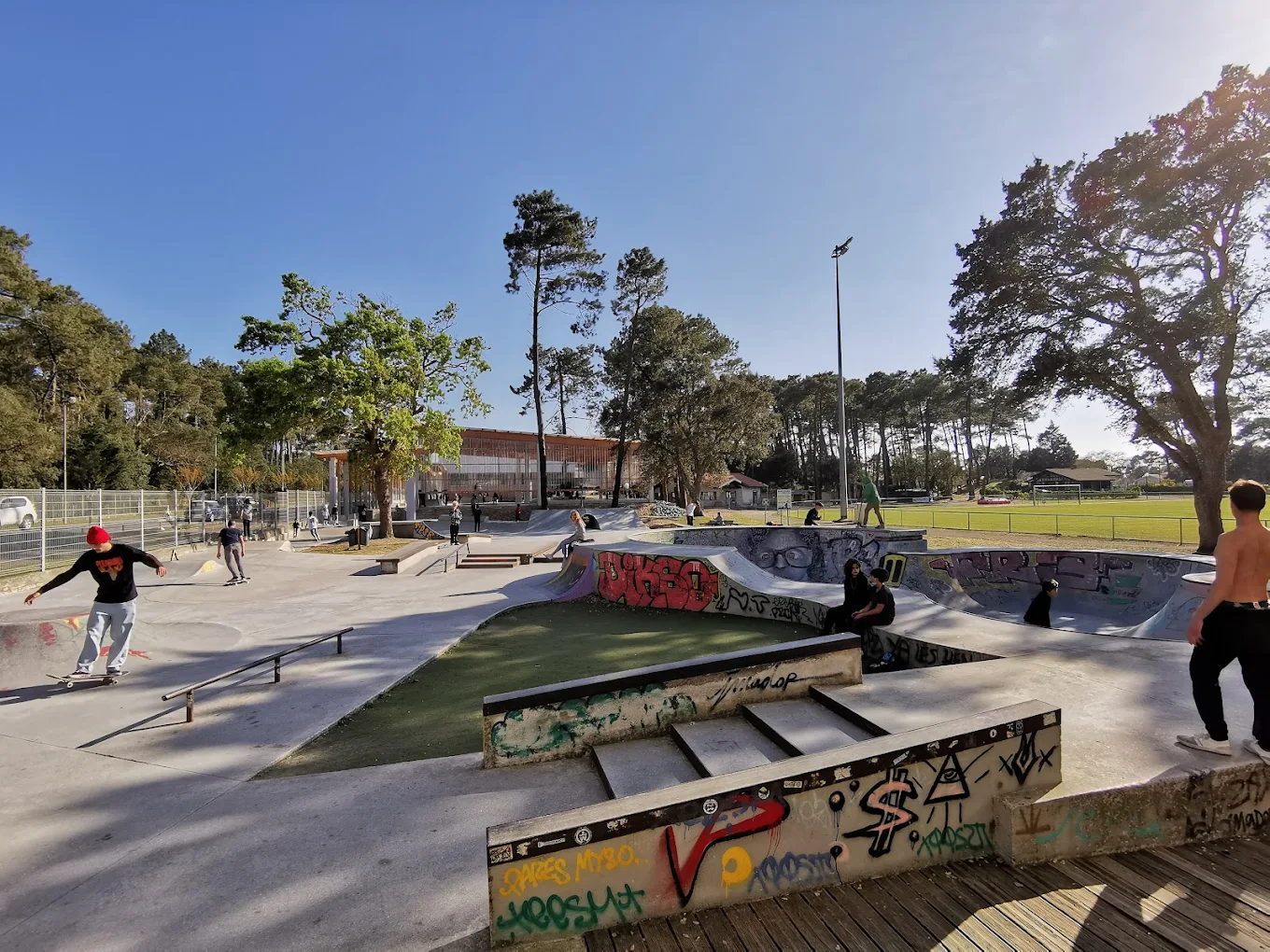 Vue panoramique du skatepark de Capbreton avec riders et graffitis
