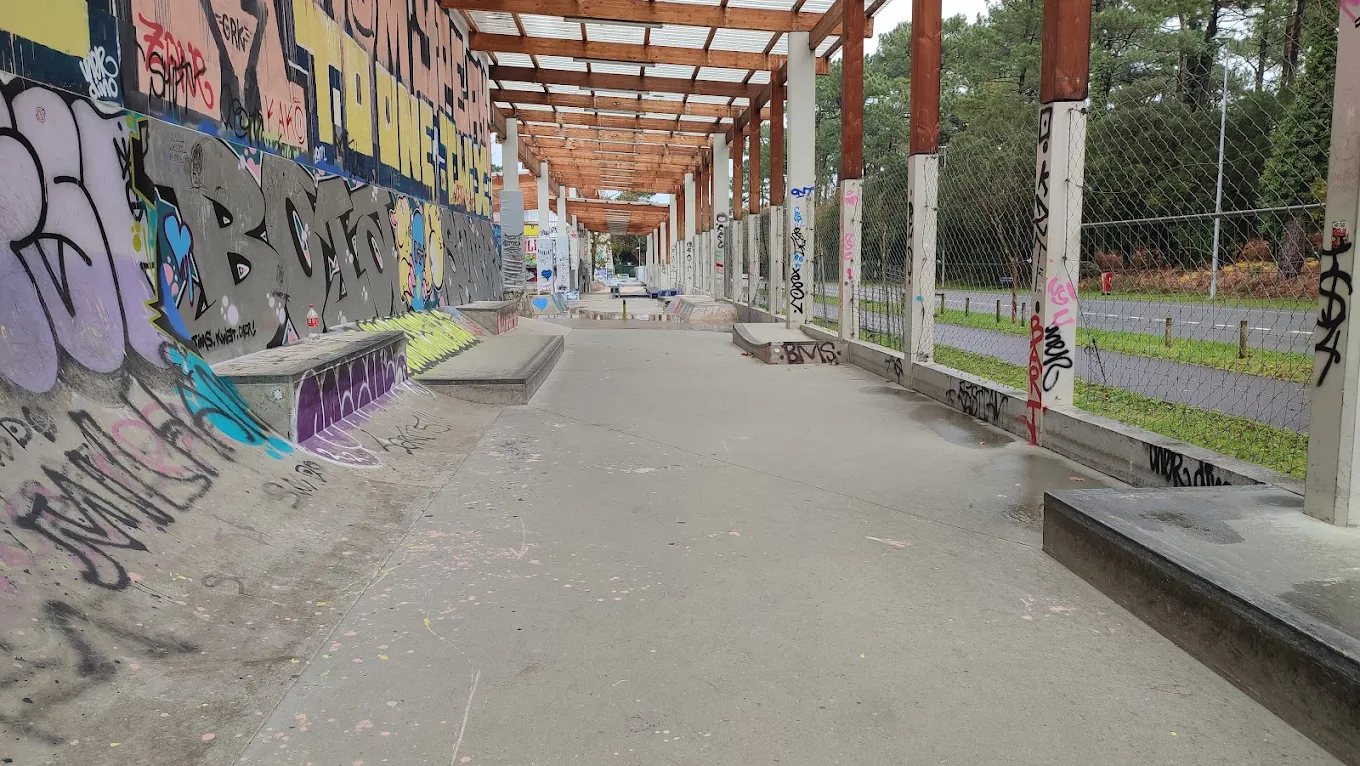 Zone street couverte du skatepark de Capbreton avec graffitis et ledges