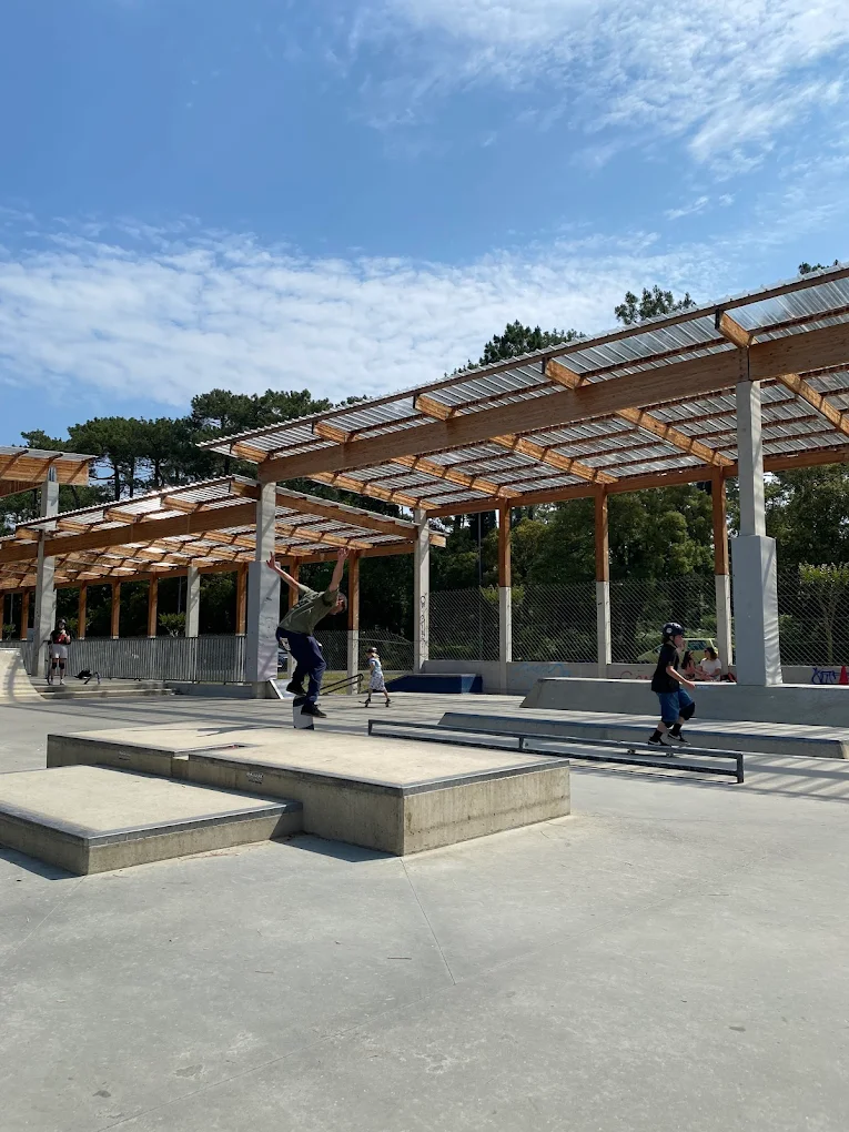 Riders sur la zone street du skatepark de Capbreton