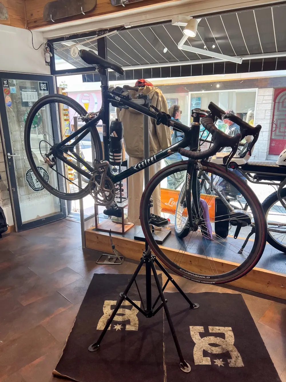 Vélo sur pied d'atelier chez Pickle Capbreton