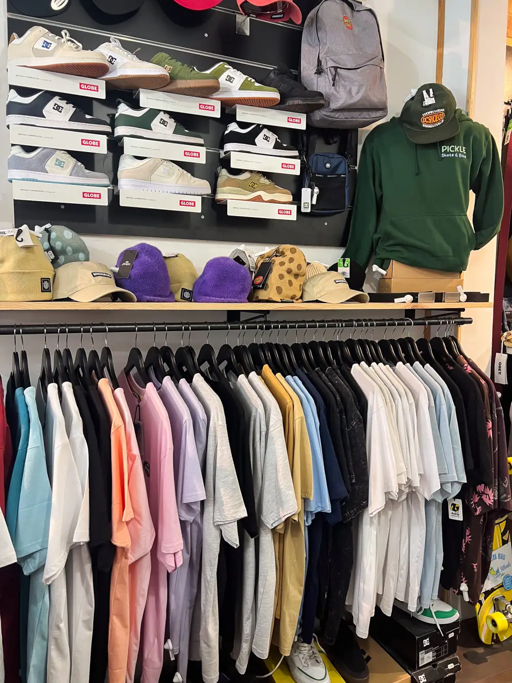 Selección de ropa skate, zapatillas y gorras en la tienda Pickle de Capbreton